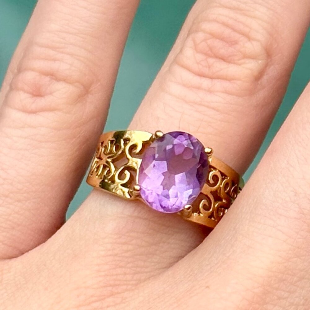 Vintage Gold-Tone Filigree Ring with Light Purple Stone – Size 6 US
